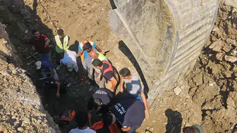 Antakya'da altyapı çalışması kabusa döndü: Toprak altında kalan işçiler için zamanla yarışıldı
