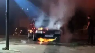 İslahiye'de trafik ışıklarında korku dolu anlar: Otomobil aniden alev aldı