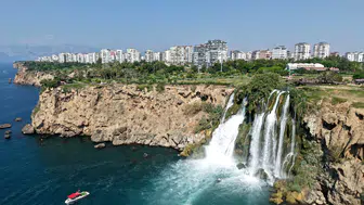 Antalya'nın kalbinde görsel şölen: 40 metrelik dev şelale turistleri büyüledi