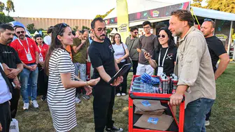 İzmir Fuarı'nda kartondan tekneler suya iniyor: En ağır arkadaşı kaptan seçtiler