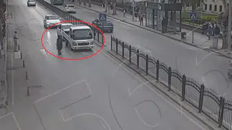 Yaya geçidinde duran kamyonete arkadan çarptı: O anlar saniye saniye kaydedildi