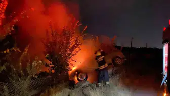 Erzincan sokaklarında korku dolu anlar: Alevler otomobili sardı