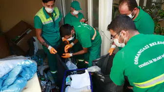 Tahtakale'de çöp ev operasyonu: Mahalleliyi canından bezdiren koku son buldu