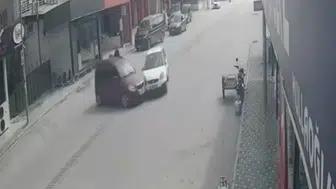 Osmaniye'de dehşet anları kamerada: İki otomobilin çarpıştığı kazada bilanço ağır