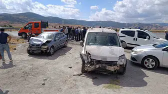 Muş'ta kavşak dehşeti: İki araç çarpıştı, yaralılar hastaneye kaldırıldı