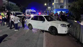 Kayseri'de korkutan kaza: Kontrolden çıkan otomobil apartman duvarına girdi