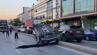 Güngören'de korku dolu anlar: Kontrolden çıkan otomobil takla atarak durabildi