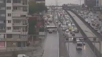 Avcılar'da sabah trafiğinde korkutan kaza: Servis aracı duvara çarptı