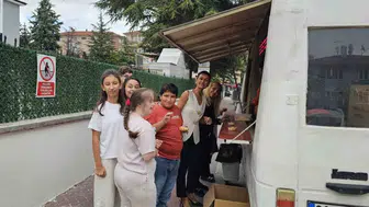 Bolu'da okul bahçesinde geleneksel buluşma: Yeni döneme tatlı bir merhaba
