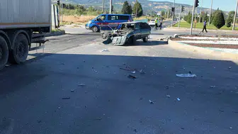 Kütahya'da kavşak dehşeti: Tır ile otomobil çarpıştı, bir kişinin durumu kritik