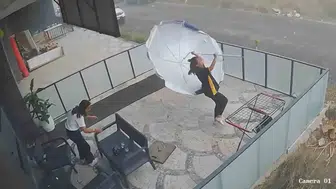 Aksaray'da rüzgarla dans: Şemsiyeyi zapt etmek isterken havaya uçuyordu
