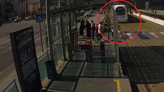 Samsun'da saniyelerle yarış: Tramvay raylarına koşan çocuğu tişörtünden yakalayıp hayata bağladı