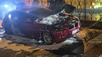 İstanbul'un göbeğinde korku dolu anlar: Seyir halindeki araç küle döndü