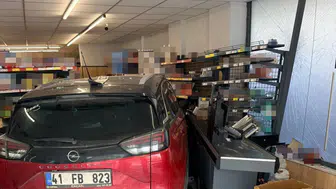İzmit'te market alışverişi kabusa döndü: Fren yerine gaza basınca dükkanın içine girdi