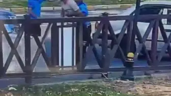 Sahildeki panik anları kamerada: Şeker boğazına kaçan vatandaşı zabıta hayata döndürdü