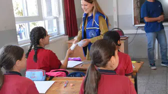 Demirci'de okul sıralarında renkli görüntüler: Genç gönüllüler miniklerin heyecanına ortak oldu