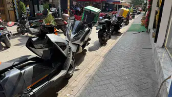 Eskişehir'in göbeğinde kural tanımazlık: Yayalar yürüyemez hale geldi