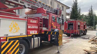Sürsürü Mahallesi'nde korku dolu anlar: Üç katlı binanın çatısı alevlere teslim oldu