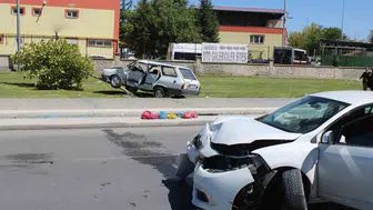 Kayseri'de korkunç kaza: Otomobil ağacın tepesinde asılı kaldı