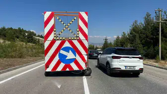 Burdur'da geceyi aydınlatan kaza: Yönlendirme römorkuna çarpan taksi hurdaya döndü