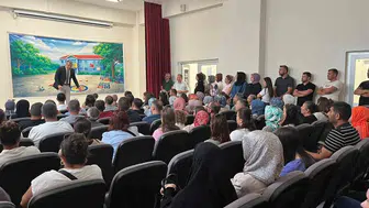 Osmaneli'de okul heyecanı: Sıralar bu kez miniklerin değil anne babaların oldu