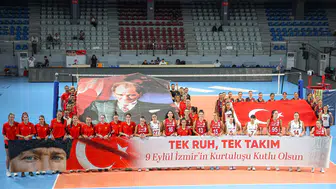 İzmir'in kurtuluş coşkusu voleybol sahasına taşındı: Ezeli rakipler aynı filede buluştu