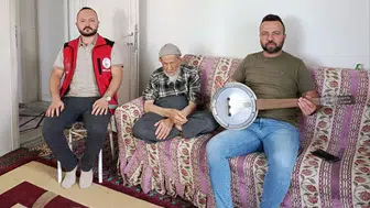 85 yaşındaki Ahmet amcanın evinde unutulmaz gün: Cümbüş sesleri hüzünle birleşti