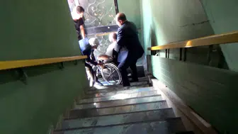 Erzurum'da engelleri aşmak için önce merdivenleri aşmaları gerekiyor