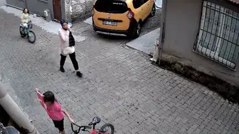 Minik Nehir'in sokaktaki bayrak hassasiyeti yürekleri ısıttı