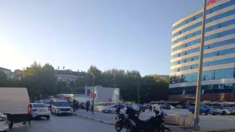 Kastamonu Belediyesi önünde dehşet anları: İşten çıkarıldığını iddia eden şahıs silah ve kılıçla dehşet saçtı