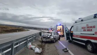 Yozgat-Alaca yolunda korkutan kaza: Otomobil bariyerlere saplandı