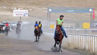 Erzurum'da toynak sesleri tarihe yankılandı: 120 atlı dev buluşma