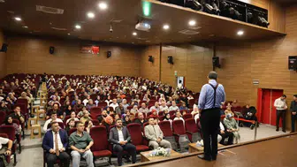 Vezirköprü'de Hayati İnanç rüzgarı: Edebiyat tutkunları salonu doldurdu