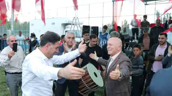 Protokolü bir kenara bıraktı: Er meydanında davul zurna şov