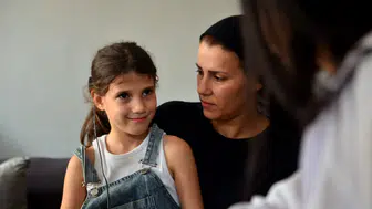 Sessizliğe gömülen dünyası yeniden seslendi: Ayşegül üç yıl sonra duymaya başladı