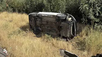 Diyarbakır'da korkutan kaza: Virajı dönemeyen araç ters döndü