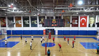 Voleybol Filesinde Ahilik Ruhu: Protokol ve Esnaf Sahada Gönül Birliği Kurdu