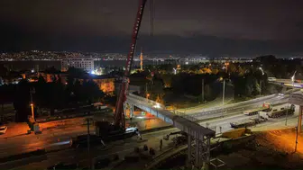 Devasa çelik gövde gece yarısı havaya kaldırıldı: Başiskele'de ulaşım için kritik hamle