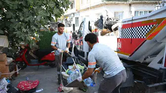 Kuşadası'nda sokak ortasında hurda yığını: Zabıta ekipleri harekete geçti