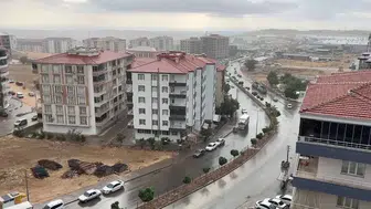 Besni'de aniden bastıran sağanak hayatı olumsuz etkiledi