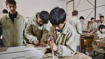 Ağrı'da okul sıraları fabrikaya dönüştü: Öğrenciler hem üretiyor hem kazanıyor