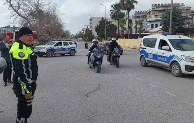 32 yıllık göreve duygusal veda: Trafik polisine motosikletli sürpriz