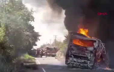 Endonezya'da yolun ortasında cehennem: Otobüs ve tanker çarpıştı, 16 kişi hayatını kaybetti
