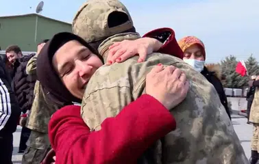 Şırnak'ta duygusal anlar: Mehmetçik, şehit annelerinin kapısını çiçeklerle çaldı