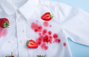 Çilek lekesi kabusuna son: Beyaz tişörtleri kurtaran o pratik yöntem