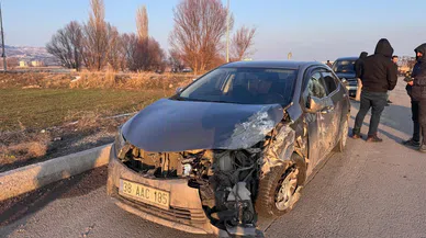 Kayseri’de kamyonet ile otomobil çarpıştı! 2’si polis 4 kişi yaralandı