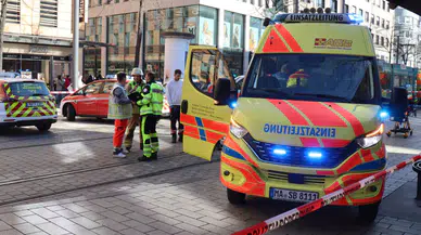 Almanya'da araç kalabalığın arasına daldı! Ölü ve yaralılar var!