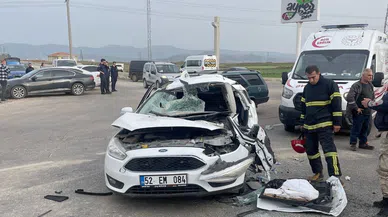 İş makinesi ile otomobil çarpıştı: Genç adam yaşamını yitirdi! 4 yaralı var