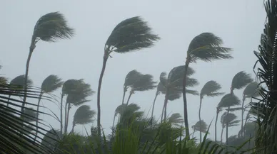 Sağanak ve fırtına hayatı felç etti: Yollar göle döndü, tekneler battı!