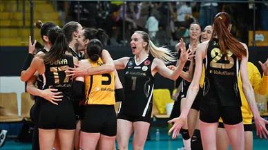 VakıfBank, 14. şampiyonluğunu kazandı! Fenerbahçe’yi 3-1 yenen sarı-siyahlar zirvede